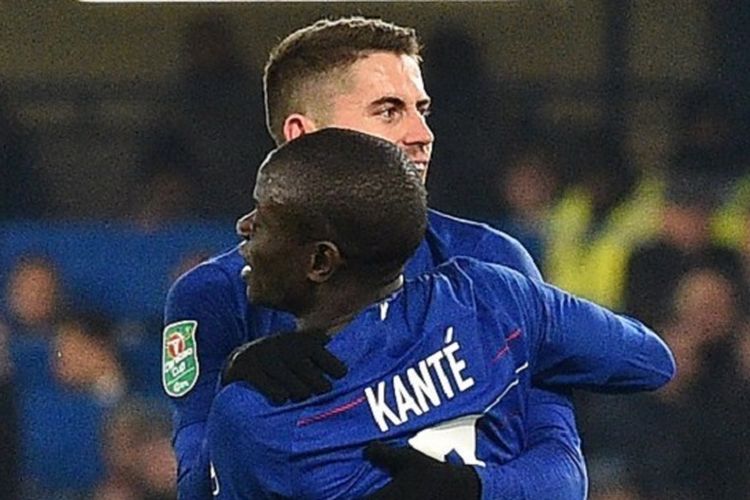 NGolo Kante merayakan golnya bersama Jorginho pada pertandingan Chelsea vs Tottenham Hotspur di Stadion Stamford Bridge dalam semifinal Piala Liga Inggris, 24 Januari 2019.