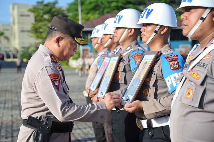 Kapolda Maluku Irjen Pol Lotharia Latif memimpin upacara pemberhentian tidak dengan hormat (PTDH) tiga anggota Polda Maluku di lapangan upacara Polda Maluku, Senin (4/12/2023)