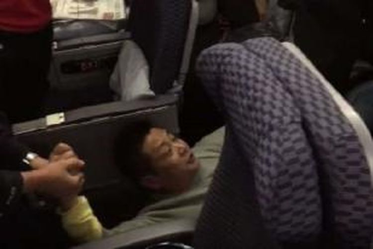 Lu Yong, profesor mabuk yang diseret keluar dari pesawat setelah ulahnya yang mengacaukan penerbangan 