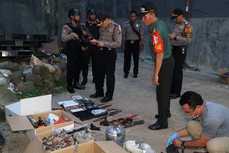 Tim Densus 88 Mabes Polri mengamankan barang bukti hasil penggeledahan rumah terduga teroris berinisial AR di Kelurahan Nanggewer, RT 02/03, Kecamatan Cibinong, Bogor, Jawa Barat, Jumat (17/5/2019) petang.