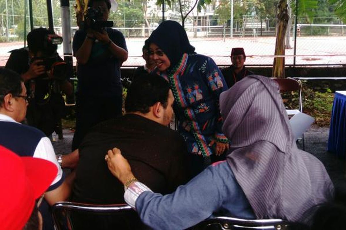 Calon wakil gubernur DKI Sylviana Murni selesai mencoblos di TPS 103 dekat rumahnya di Komplek Billymoon, Pondok Kelapa, Duren Sawit, Jakarta Timur. Sylvi melanjutkan kegiatannya dengan berkeliling ke sejumlah TPS terdekat. Rabu (15/2/2017)