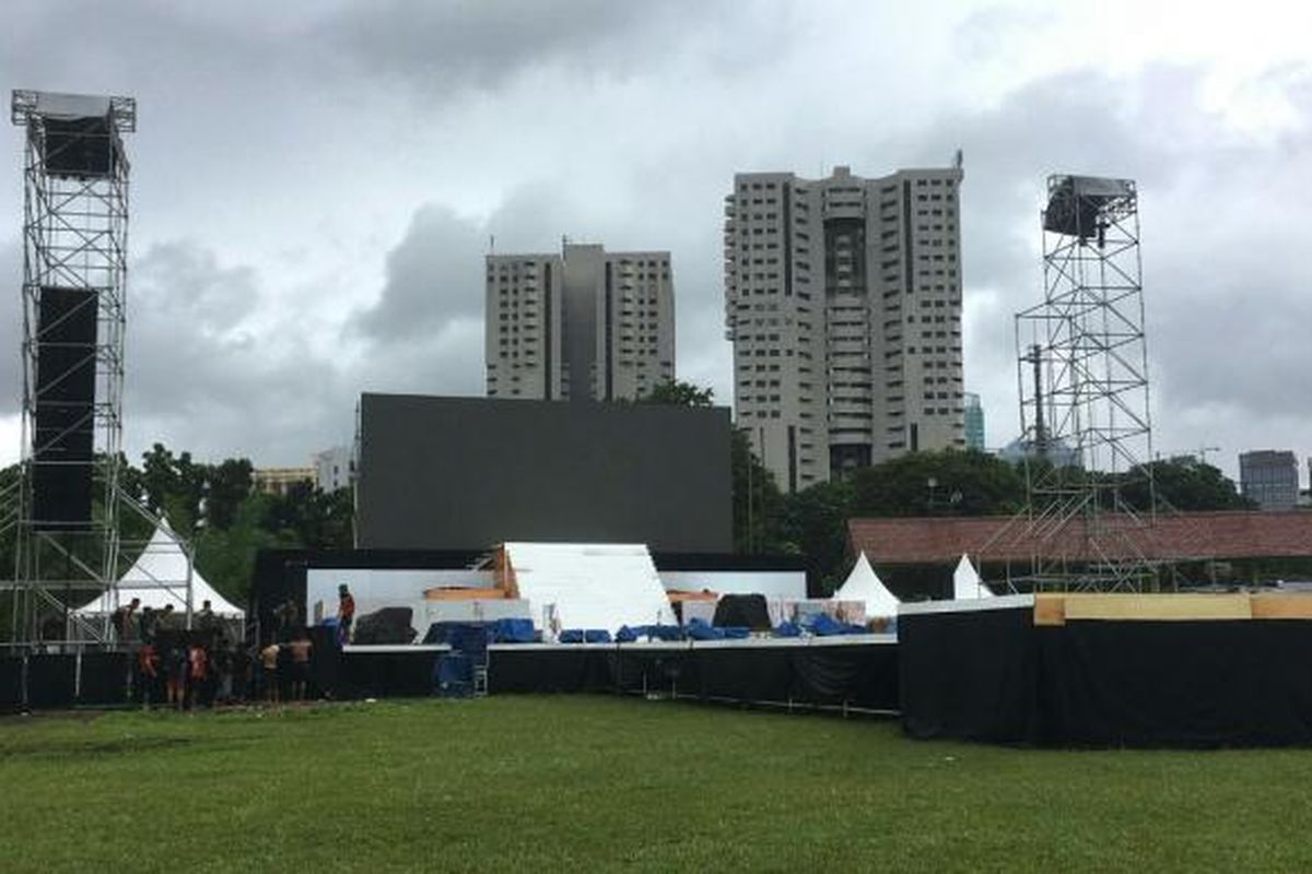 Persiapan panggung #KonserGue2 di Ex Driving Range, Komplek GBK, Senayan, Jakarta Pusat, Jumat (3/2/2017).