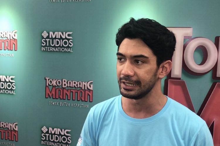 Reza Rahadian usai screening film Toko Barang Mantan di XXI Epicentrum Kuningan, Jakarta Selatan, Selasa (11/2/2020). 