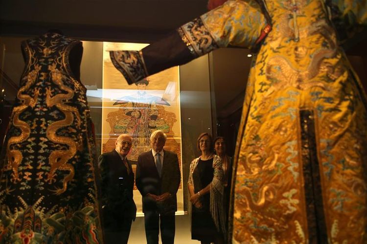 Presiden Yunani Prokopis Pavlopoulos (tengah) saat melihat koleksi peninggalan Kaisar Qianlong yang dipamerkan di Museum Acropolis, Athena, pada pertengahan September lalu.