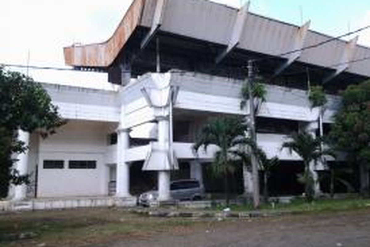 Tampak halaman depan Stadion Benteng yang dulunya menjadi markas Persita, kini tak terawat lagi, Kamis (17/4/2014).