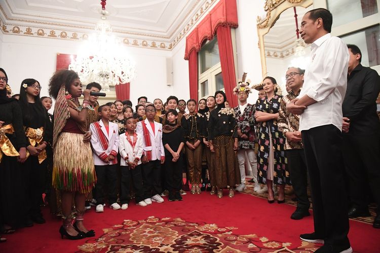 Presiden Joko Widodo (kanan) menyaksikan pertunjukan musisi-musisi muda indonesia sebelum tampil dalam konser Talenta Muda Bhineka Tunggal Ika di Istana Negara, Jakarta, Jumat (23/8/2019). Konser itu menampilkan musisi-musisi muda indonesia yang telah berprestasi di tingkat internasional dan diharapkan dapat memacu generasi muda Indonesia untuk dapat terus mengembangkan potensi dan kreativitas. ANTARA FOTO/Akbar Nugroho Gumay/nz.