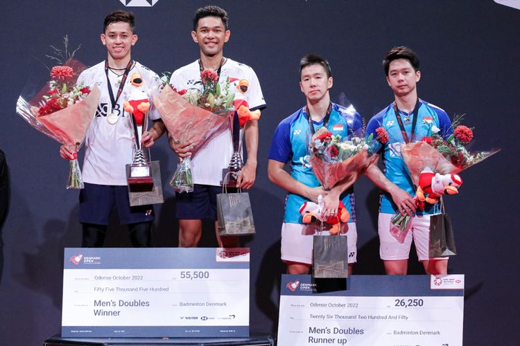 Hasil final Denmark Open 2022: Fajar/Rian (putih) juara Denmark Open 2022 seusai memenangi duel Merah Putih melawan Marcus Fernaldi Gideon/Kevin Sanjaya Sukamuljo, Minggu (23/10/2022). Artikel ini menyajikan daftar juara Denmark Open 2022.