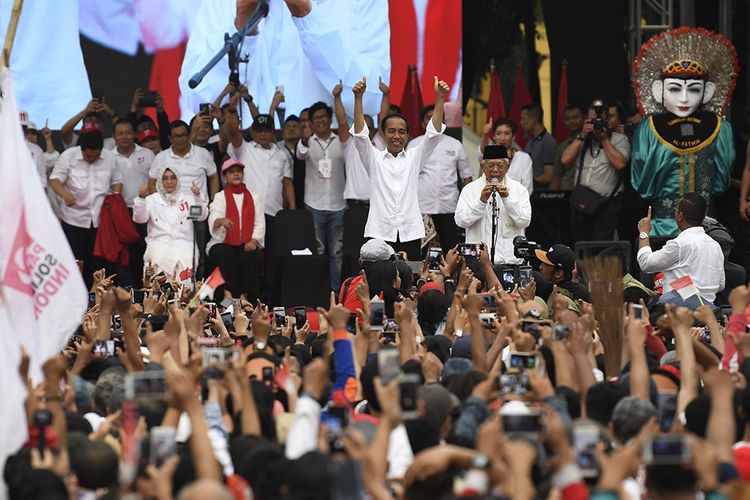 Calon Presiden dan Calon Wakil Presiden nomor urut 01 Joko Widodo (ketiga kanan) dan Maruf Amin (kedua kanan) menyapa masyarakat Tangerang saat Karnaval Indonesia Satu di Banten, Minggu (7/4/2019).