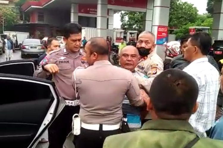 Petugas kepolisian mengamankan warga yang diduga membakar SPBU Tangkil, Kecamatan Gunung Jati, Kabupaten Cirebon, Jawa Barat, Kamis (8/9/2022)