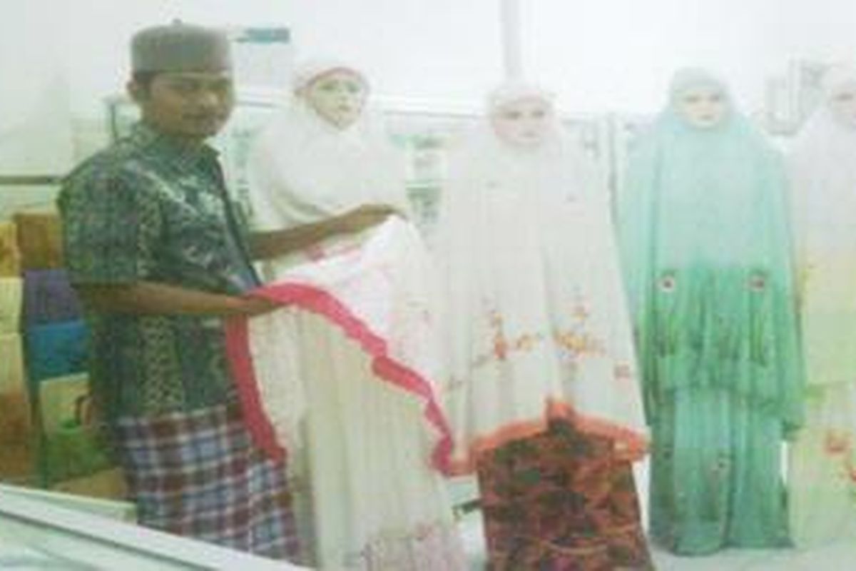 Dicky Roswy, pemilik Omah Mukena Batik Colet Pekalongan yang saat ini beromset ratusan juta sebulan, walau hanya bisnis sampingan.