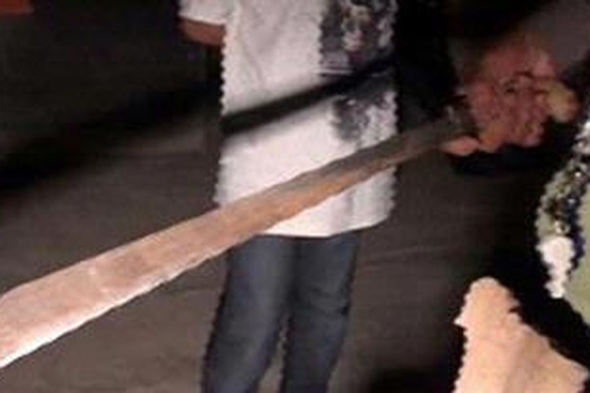 Parang yang ditemukan polisi dalam razia eroris yang digelar Polres Majene, Sulawesi Barat, di jalan lintas Sulbar, Kamis (27/9/2012) dini hari.