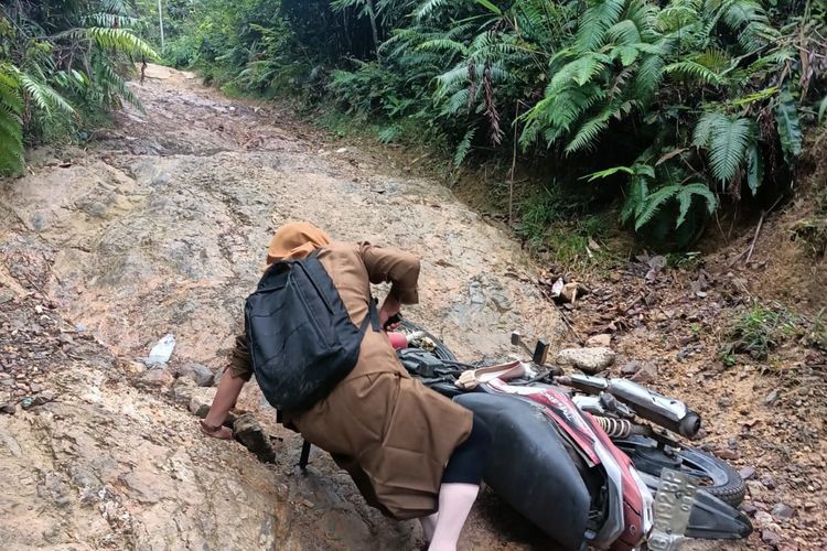Menembus Jalan Terjal nan Licin ke Nenan, Perjuangan Ibu Ica Jadi Guru di Ujung Nagari...