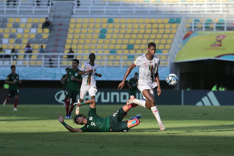 Suasana laga antara Mali vs Meksiko pada babak 16 besar Piala Dunia U17 2023 yang berlangsung di Stadion Gelora Bung Tomo Surabaya, Selasa (21/11/2023).