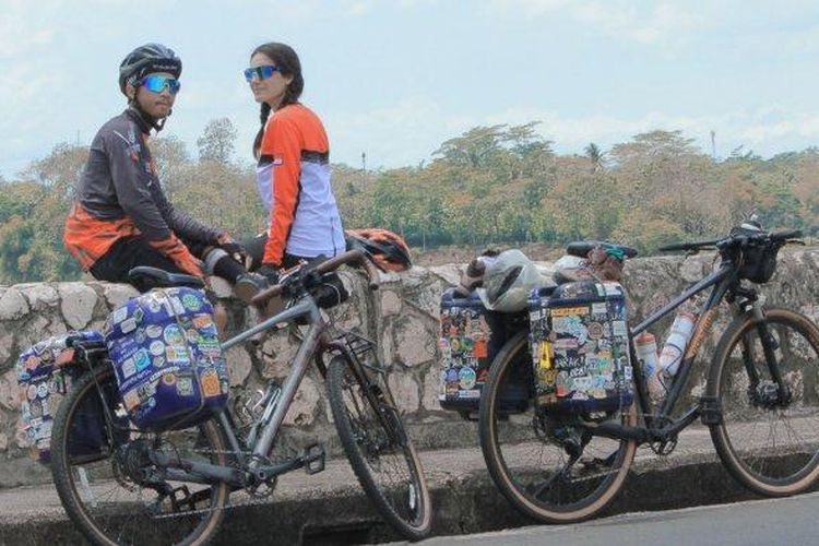 Rafli dan Maia Lan saat singgah di Jawa Timur, rute perjalanan keliling Indonesia naik sepeda