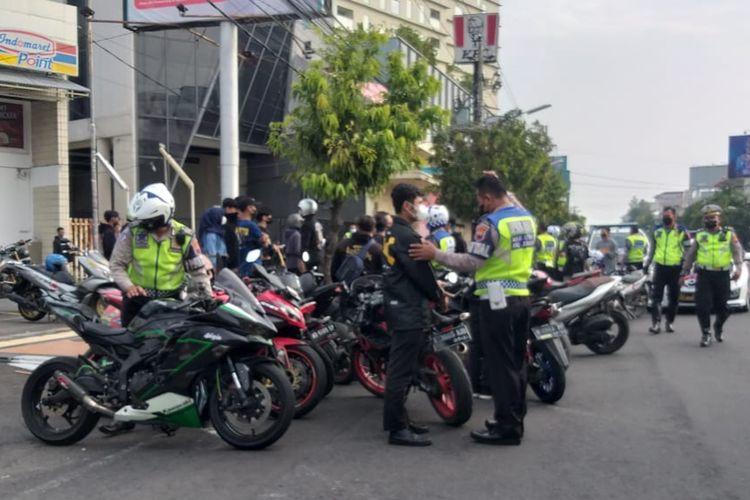 Polisi gelar razia knalpot brong di Jalan Pemuda Kota Srmarang, Minggu (33/1/2022)