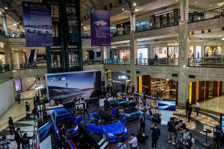 Pengunjung menyaksikan BMW Exhibition di Plaza Senayan Atrium, Jakarta Pusat, Jumat (20/11/2020). BMW Indonesia kembali adakan exhibiton selama 3 hari pada 20-22 November, dan memperkenalkan tiga unit BMW terbaru yang dipamerkan, yaitu New BMW M135i xDrive, New BMW M235i xDrive Gran Coupe dan New BMW M2 CS.