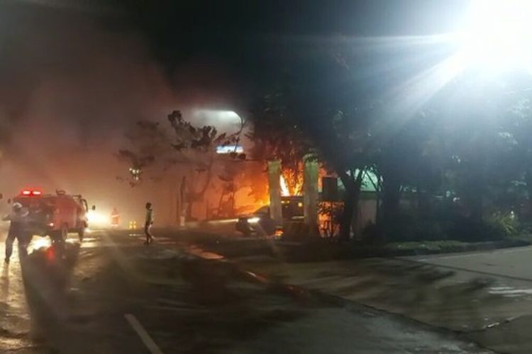Sebuah pipa gasyang berada di dekat Rumah Sakit PHC, Perak, Surabaya, terbakar, Kamis (23/2/2023) malam.