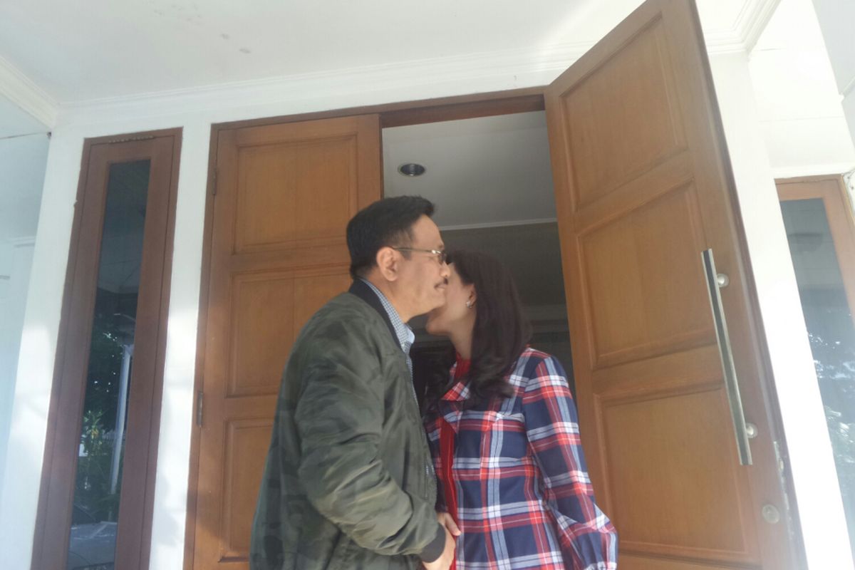 Cawagub DKI Djarot Saiful Hidayat mencium istrinua, Happy Farida, sebelum ke TPS 