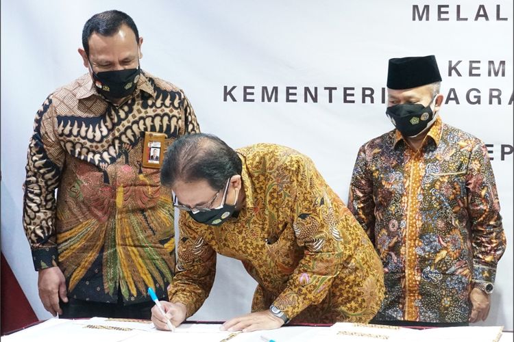 Menteri ATR/Kepala BPN Sofyan A Djalil dan Ketua KPK Firli Bahuri saat menandatangani penyerahan barang rampasan negara (BMN)  di Gedung KPK, Jakarta, Rabu (07/04/2021).
