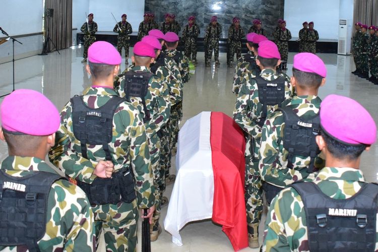 TNI AL Beri Penghormatan Terakhir untuk 2 Prajurit Gugur di Maybrat