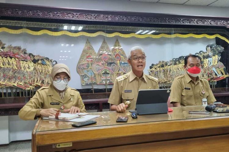 Gubernur Jawa Tengah Ganjar Pranowo resmi mengumumkan Upah Minimum Provinsi (UMP) Jateng 2023 naik sebesar 8 persen atau setara dengan Rp145.234,26. di kantornya, Senin (28/11/2022).