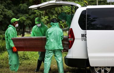 Petugas pemakaman mengeluarkan peti jenazah pasien suspect virus corona atau Covid-19 dari mobil ambulans di TPU Tegal Alur, Jakarta Barat, Kamis (26/3/2020). Pemprov DKI Jakarta telah menyiapkan dua tempat pemakaman umum (TPU) untuk memakamkan pasien terjangkit virus corona (Covid-19) yang meninggal dunia, yakni di TPU Tegal Alur di Jakarta Barat dan TPU Pondok Ranggon di Jakarta Timur. Jenazah yang dapat dimakamkan di sana, yakni yang berstatus pasien dalam pengawasan (PDP) dan berstatus positif terjangkit virus corona.