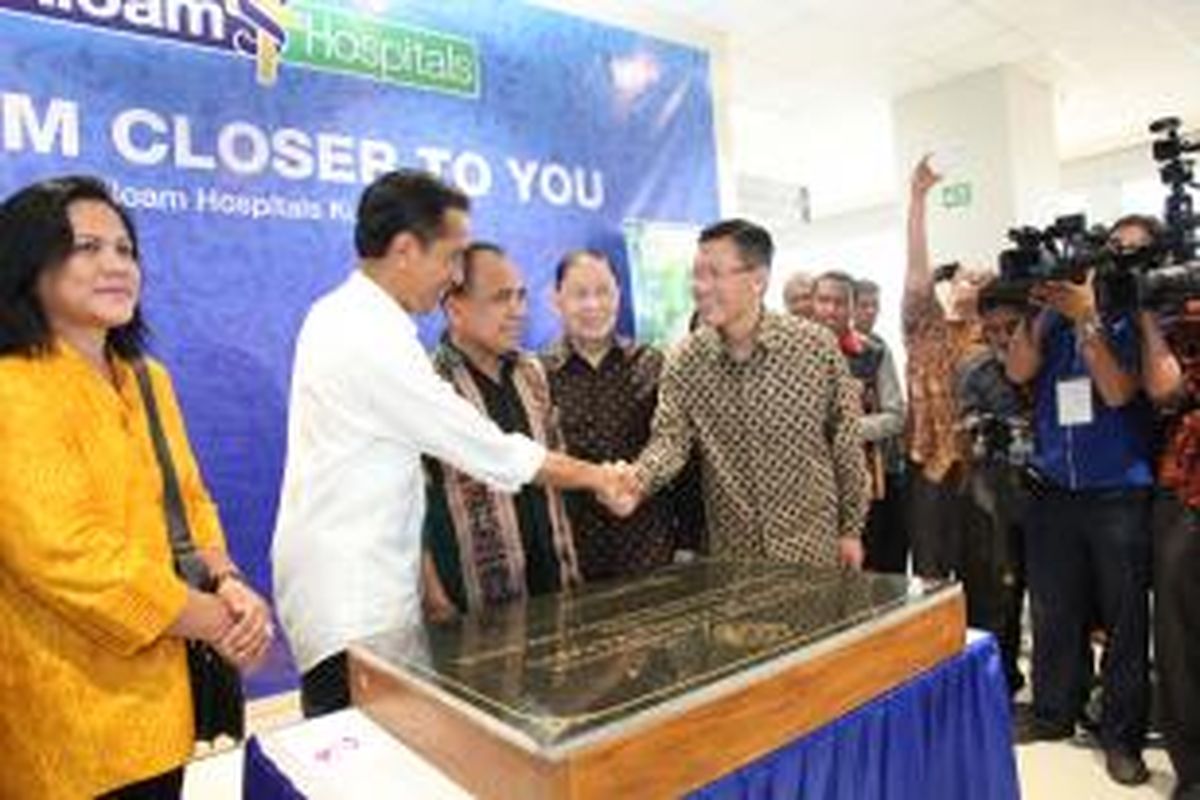 Presiden RI Joko Widodo didampingi Gubernur NTT Drs Frans Lebu Raya, dan Romeo F. Lledo, Presiden Direktur PT Siloam International Hospitals, pada peresmian Siloam Hospitals Kupang, NTT, Sabtu (20/12/2014).  