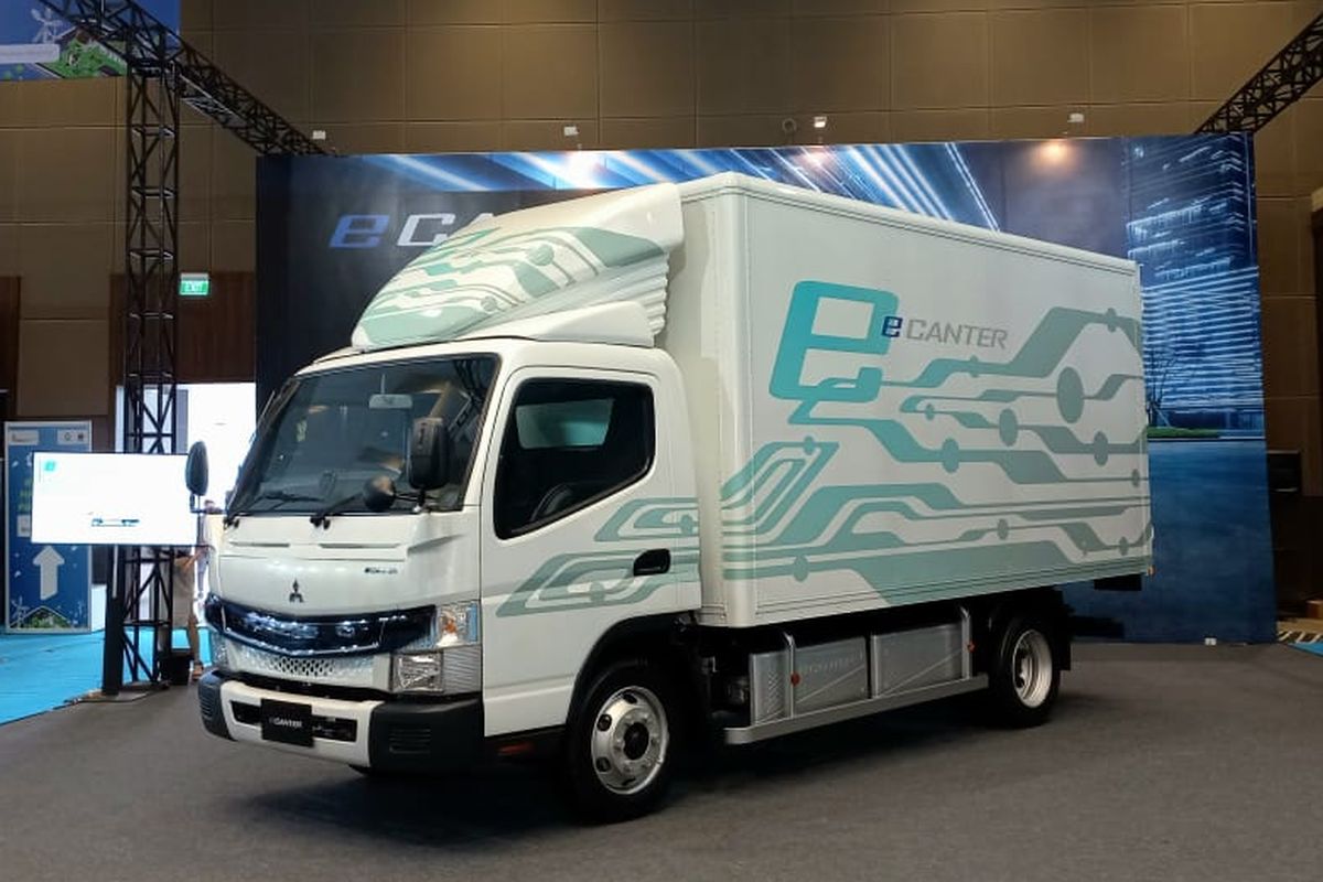 Mitsubishi Fuso pamer truk listrik E-Canter di Periklindo Electric Vehicle Show (PEVS) 2022