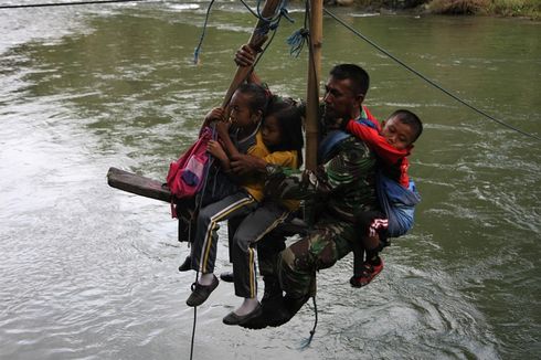 Kisah Serka Darwis Bertaruh Nyawa agar Anak-anak Desa Bisa Sekolah