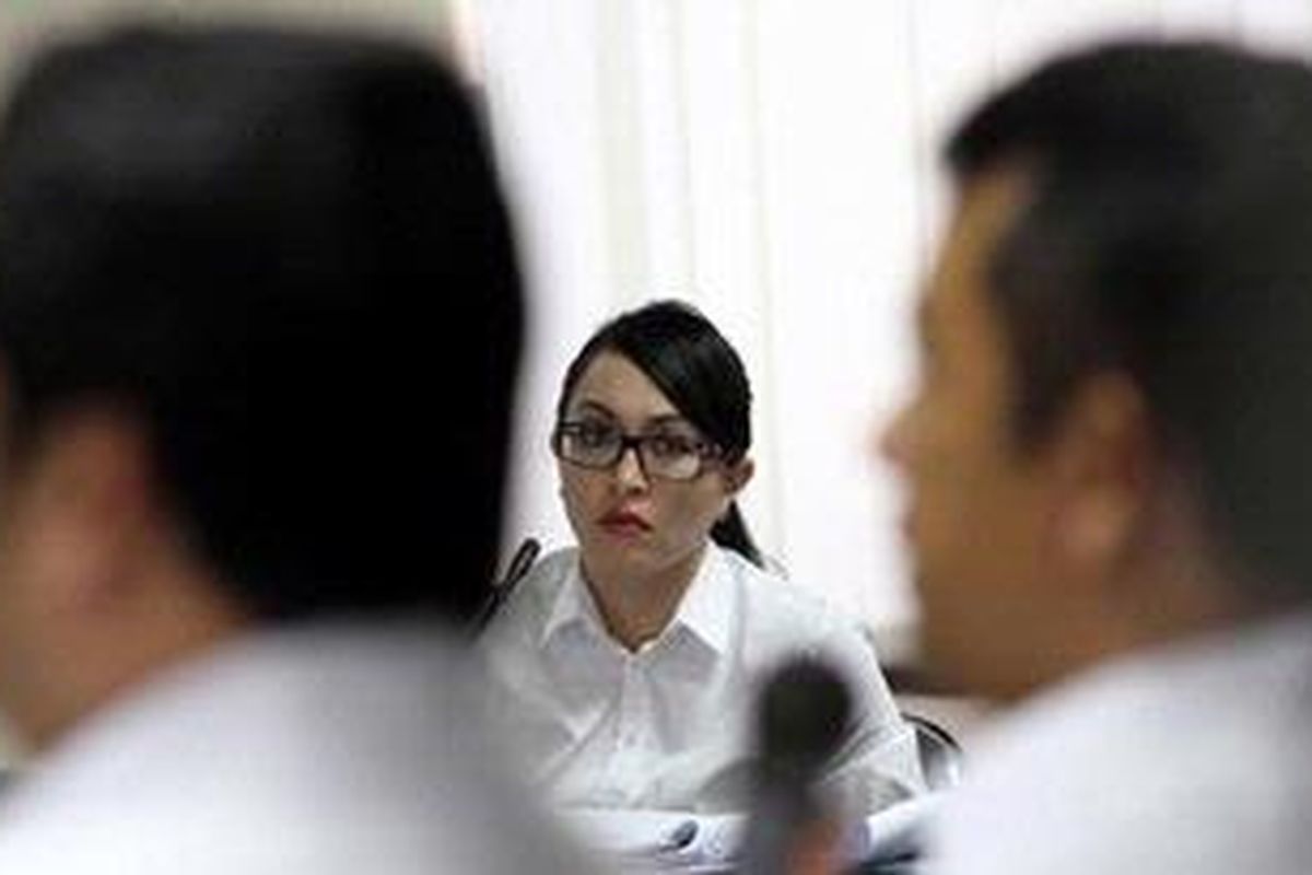 Politisi Partai Demokrat, Angelina Sondakh, menjalani persidangan di Pengadilan Tindak Pidana Korupsi dengan agenda pemeriksaan saksi, Jakarta, Kamis (18/10/2012). Angie menjadi terdakwa dalam kasus dugaan korupsi penerimaan hadiah dalam penganggaran di Kemenpora dan Kemendiknas.   