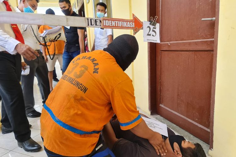 Foto: Tersangka memperagakan adegan penganiayaan terhadap terduga pencurian yang tewas ditangan 6 orang tersangka. Adegan rekonstruksi   di halaman Kantor Satreskrim Polres Simalungun, Pematang Raya, Kabupaten Simalungun, Senin 4 Januari 2021. (Dok: Polres Simalungun)