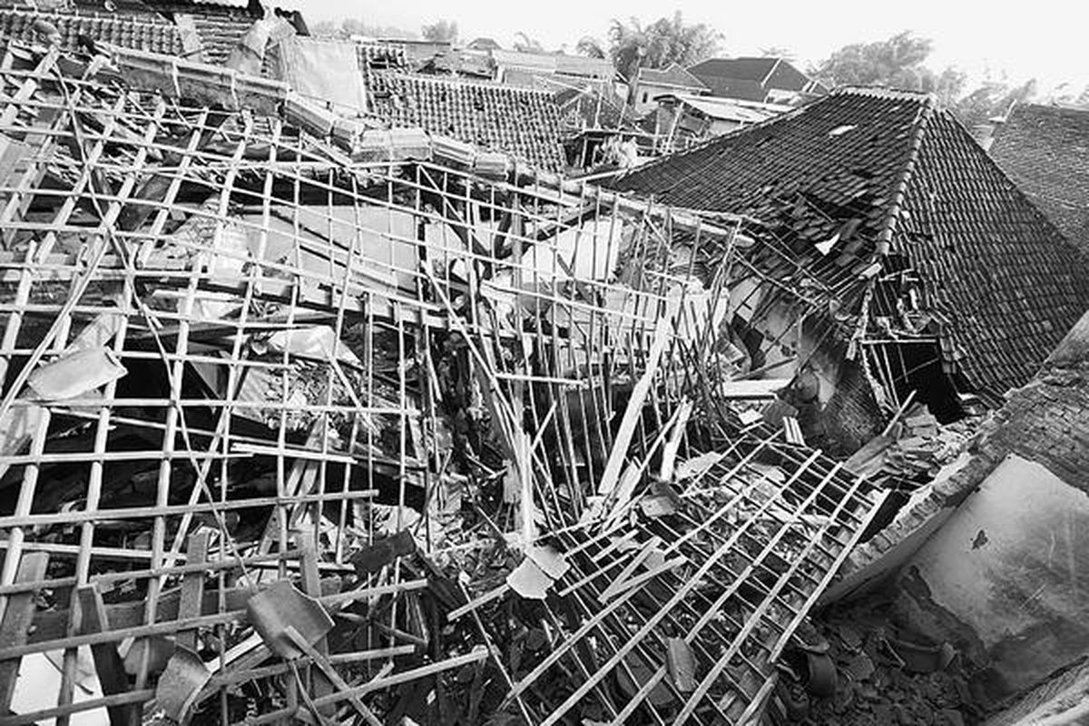 Rumah milik Nasiah (75) di Jalan Margojoyo IX, Kelurahan Mulyoagung, Kecamatan Dau, Kabupaten Malang, Jawa Timur, hancur akibat ledakan elpiji, Senin (14/12). Peristiwa ini terjadi saat Nasiah menyulutkan api ke kompor. Diduga, tabung gas ukuran 3 kg di rumah tersebut bocor. Akibat kejadian ini, Nasiah mengalami luka bakar serius dan tiga rumah lainnya rusak.