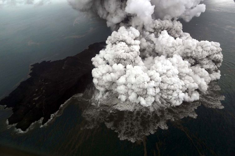 Foto udara letusan Gunung Anak Krakatau di Selat Sunda, Minggu (23/12/2018). Badan Meteorologi, Klimatologi, dan Geofisika (BMKG) menyampaikan telah terjadi erupsi Gunung Anak Krakatau di Selat Sunda pada Sabtu, 22 Desember 2018 pukul 17.22 Wib dengan tinggi kolom abu teramati sekitar 1.500 meter di atas puncak (sekitar 1.838 meter di atas permukaan laut).