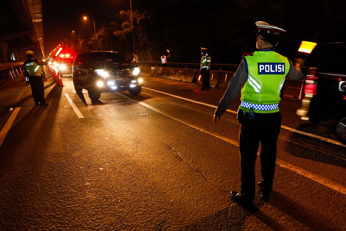 Petugas melakukan pemeriksaan pada H-1 Lebaran di check point penyekatan pertama di ruas tol Jakarta - Cikampek Km 31, Kabupaten Bekasi, Jawa Barat, Sabtu (23/5/2020). Larangan diberlakukan pemerintah untuk mencegah penyebaran Covid-19 melalui Operasi Ketupat 2020. Kendaraan pribadi baik motor atau mobil dan kendaraan umum berpenumpang dilarang keluar dari wilayah Jabodetabek.