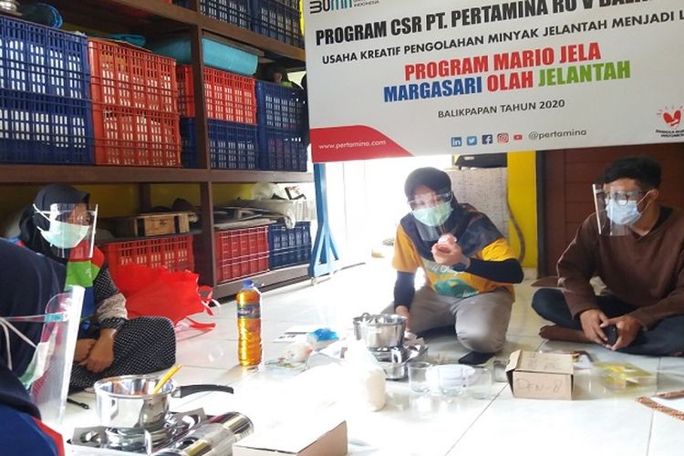  Pelatihan pembuatan lilin di Kampung Atas Air, Kelurahan Margasari, Kota Balikpapan, Sabtu (26/12/2020).