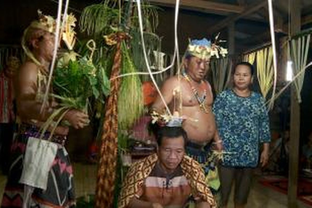 Para Balian melakukan ritual pengobatan dengan melakukan tari-tarian. 