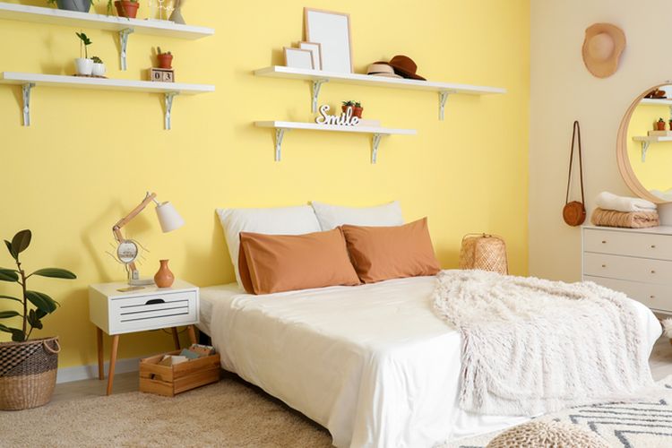 Ilustrasi kamar tidur dengan warna cat kuning.