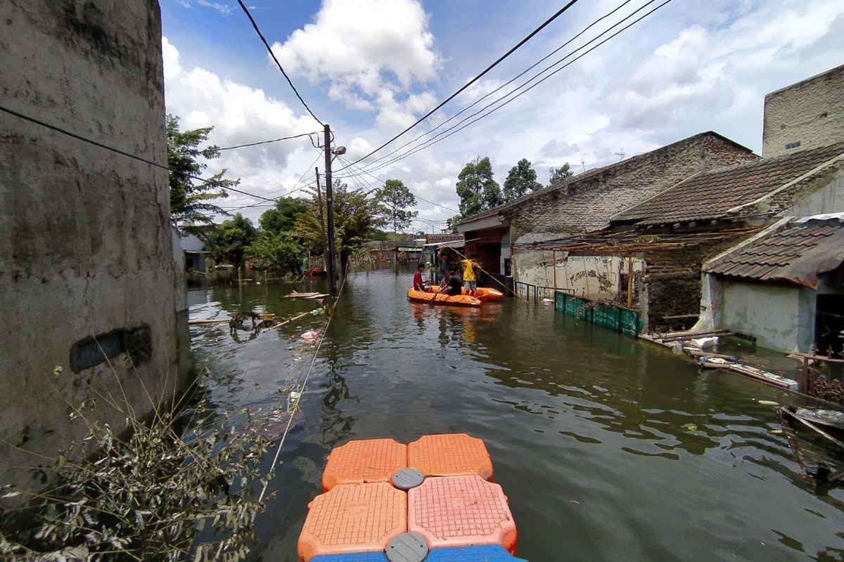 Banjir hingga setinggi 2 meter masih merendam RW 008, Kelurahan Periuk, Kecamatan Periuk, Kota Tangerang, Banten, sejak Sabtu (20/2/2021) hingga Rabu (24/2/2021).