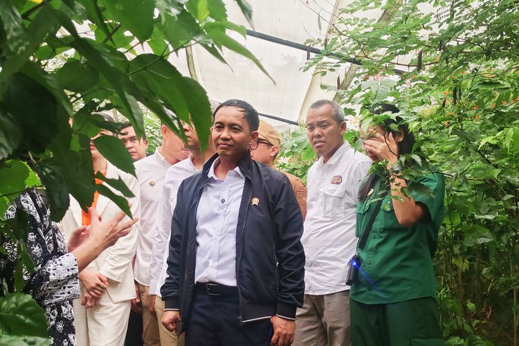 Menteri Kehutanan RI Raja Juli Antony saat menghadiri Grand Opening Aviary Park Indonesia, di Tangerang Selatan, Senin (24/2/2025). 