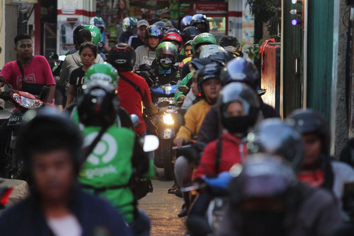 Suasana jalan yang dipadati pengendara motor di kawasan Pasar Minggu, Jakarta Selatan, Rabu (15/1/2020). Menghindari kemacetan di jalan raya Lenteng Agung, imbasnya jalan tersebut juga macet.