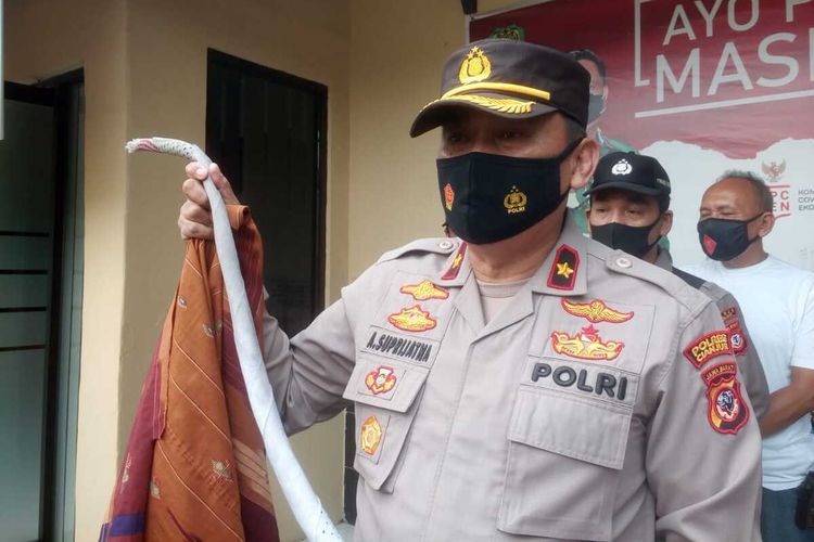 Kapolsek Cianjur Kota Kompol Ahmad Suprijatna memerlihatkan sarung menyerupai pecut yang dipakai remaja untuk menggelar perang sarung.