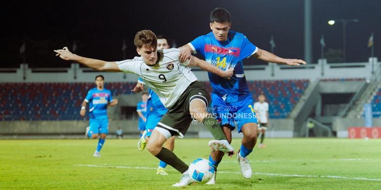 Pemain Timnas U22 Indonesia, Mauro Zijlstra, berduel memperebutkan bola saat Garuda Muda bersua Timnas U22 Filipina pada laga perdana di Grup C cabang olahraga sepak bola putra SEA Games 2025 Thailand, Senin (8/12/2025).