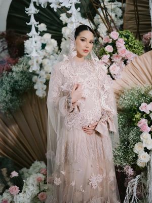 Alyssa Daguise tampil anggun saat tasyakuran 4 bulan kehamilan. Nuansa pastel, detail lembut, dan doa penuh makna menyertainya.