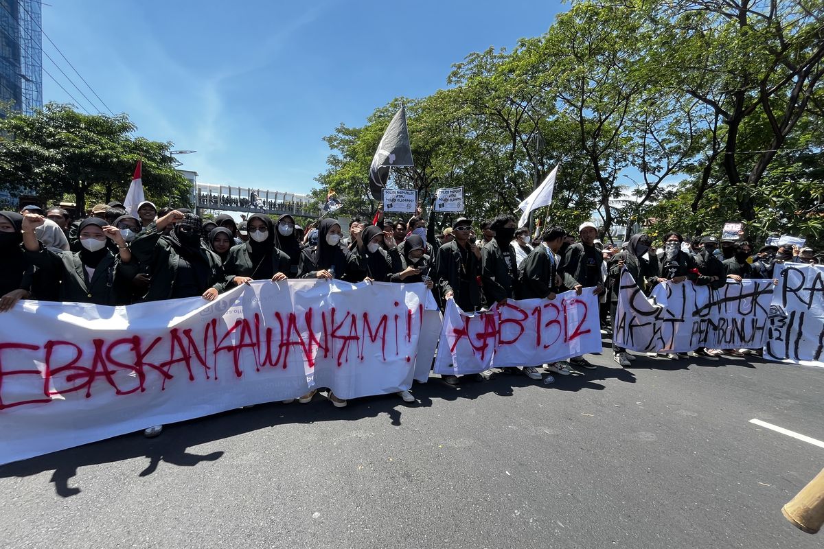 Susana ratusan mahasiswa aliansi Badan Eksekutif Mahasiswa Seluruh Indonesia (BEM SI) Jawa Timur saat menggelar demonstrasi Reformasi Polri di depan Kantor Polda Jatim, pada Sabtu (30/8/2025).