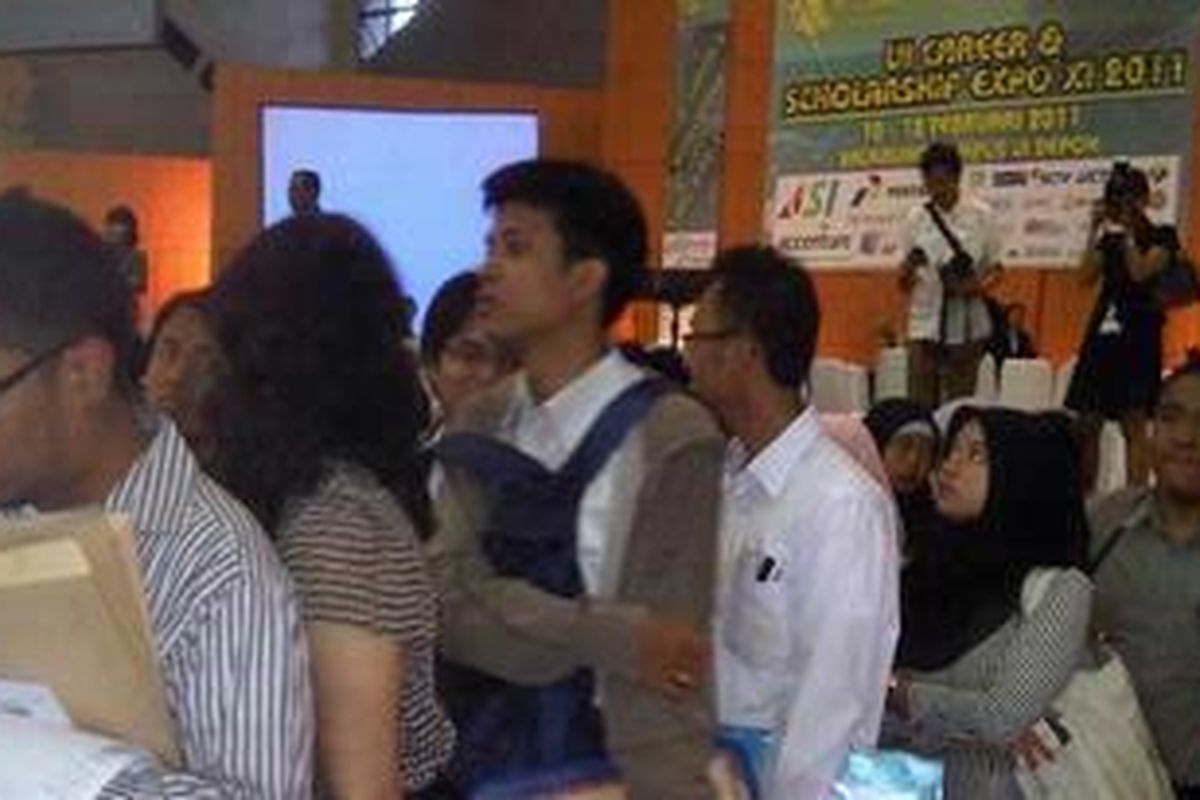 Para pencari kerja dan beasiswa tengah mendaftarkan diri mengikuti UI Career & Scholarships Expo 2011 di Balairung UI, Kampus UI, Depok, Kamis (10/2/2011)