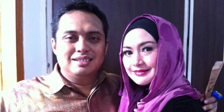 Eddies Adelia menemani suaminya, Ferry Setiawan, menunggu sidang di Pengadilan Negeri Jakarta Selatan, Rabu (23/4/2014). Ferry merupakan terdakwa kasus penipuan dan penggelapan uang Rp 21 miliar.