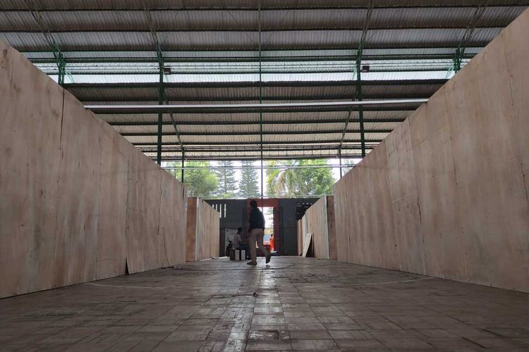 Persiapan tempat karantina bagi pemudik di gedung futsal GOR Satria Purwokerto, Kabupaten Banyumas, Jawa Tengah, Senin (3/5/2021).