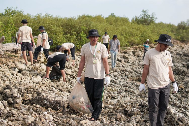 Karyawan Petrokimia Gresik saat bersih-bersih pantai dan penanaman mangrove di Desa Tanjungwidoro, Kecamatan Bungah, Gresik, Jawa Timur.