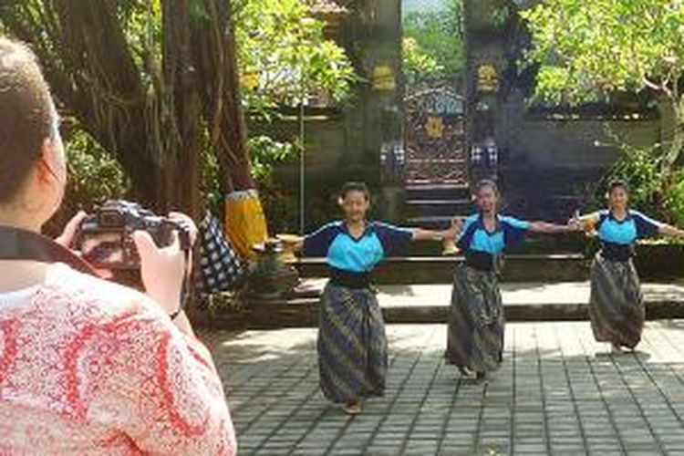 Sejumlah siswa tunarungu Sekolah Luar Biasa Bagian B Pembina Tingkat Nasional Jimbaran, Kabupaten Badung, Bali, tengah berlatih menari di halaman sekolah, Jumat (28/2/2014). Seorang wisatawan asing pun mengabadikannya. Sekolah ini sering dikunjungi wisatawan asing, terutama yang menyandang tunarungu. 