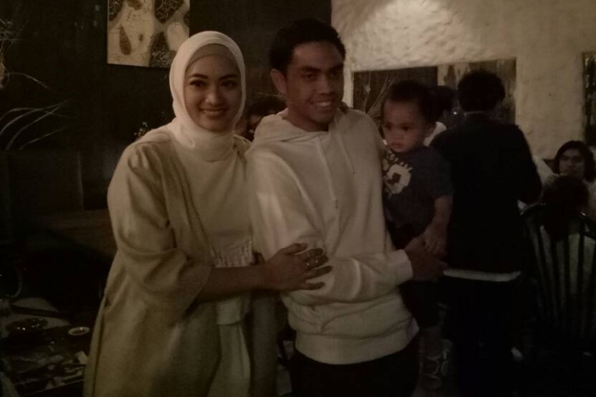 Ayudia Bing Slamet dan suami beserta anaknya diabadikan di kawasan SCBD, Jakarta Selatan, Senin (5/6/2017).